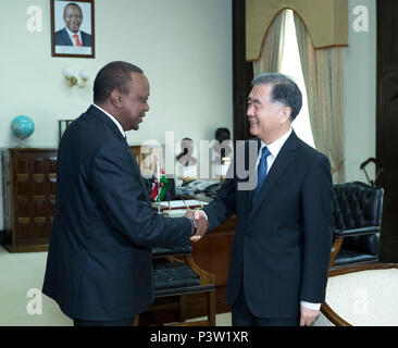 (180619) -- NAIROBI, 19. Juni 2018 (Xinhua) - der kenianische Präsident Uhuru Kenyatta (L) trifft sich mit Wang Yang, der Vorsitzende des Nationalen Ausschusses der Chinese People's Political Consultative Conference (Cppcc), in Nairobi, Kenia, 19. Juni 2018. Wang besuchte Kenia von Samstag bis Dienstag auf Einladung von Justin Muturi, Sprecher der Nationalversammlung von Kenia. (Xinhua / Ding Haitao) (lmm) Stockfoto