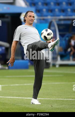 Rostov am Don. 18 Juni, 2018. Head Coach Juan Antonio Pizzi von Saudi-arabien besucht eine Schulung während der FIFA WM 2018 in Rostow-am-Don, Russland, 19. Juni 2018. Credit: Li Ming/Xinhua/Alamy leben Nachrichten Stockfoto