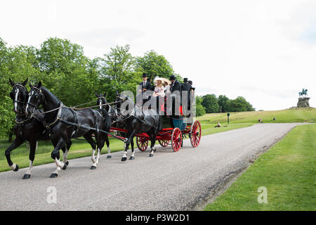 Windsor, Großbritannien. 19 Juni, 2018. Pferdewagen tragen elegant gekleidete racegoers zurück entlang der Langen im Windsor Great Park in Richtung Windsor Schloss Laufen am Ende des ersten Tages der Royal Ascot. Credit: Mark Kerrison/Alamy leben Nachrichten Stockfoto