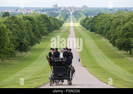 Windsor, Großbritannien. 19 Juni, 2018. Pferdewagen tragen elegant gekleidete racegoers zurück entlang der Langen im Windsor Great Park in Richtung Windsor Schloss Laufen am Ende des ersten Tages der Royal Ascot. Credit: Mark Kerrison/Alamy leben Nachrichten Stockfoto