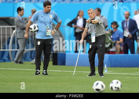 Rostov am Don. 19 Juni, 2018. Uruguay's Head Coach Oscar Tabarez (R) nimmt an einem Training vor einer Gruppe ein Match gegen Saudi-Arabien bei der FIFA Fußball-Weltmeisterschaft 2018 in Rostow-am-Don, Russland, die am 19. Juni 2018. Credit: Lu Jinbo/Xinhua/Alamy leben Nachrichten Stockfoto