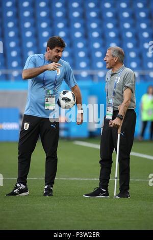 Rostov am Don. 19 Juni, 2018. Uruguay's Head Coach Oscar Tabarez (R) nimmt an einem Training vor einer Gruppe ein Match gegen Saudi-Arabien bei der FIFA Fußball-Weltmeisterschaft 2018 in Rostow-am-Don, Russland, die am 19. Juni 2018. Credit: Li Ming/Xinhua/Alamy leben Nachrichten Stockfoto