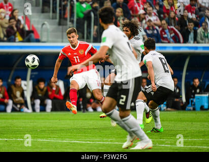 Stadion St. Petersburg, St. Petersburg, Russland. 19 Juni, 2018. FIFA Fußball-WM, Gruppe A, Russland gegen Ägypten; römische Zobnin Russlands schießen auf Ziel Credit: Aktion plus Sport/Alamy leben Nachrichten Stockfoto