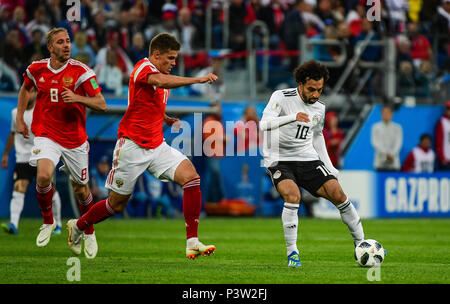 Stadion St. Petersburg, St. Petersburg, Russland. 19 Juni, 2018. FIFA Fußball-WM, Gruppe A, Russland gegen Ägypten; Mohamed Salah von Ägypten, vorbei am Ball Quelle: Aktion plus Sport/Alamy leben Nachrichten Stockfoto