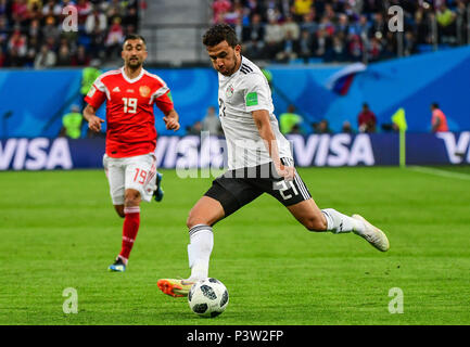 Stadion St. Petersburg, St. Petersburg, Russland. 19 Juni, 2018. FIFA Fußball-WM, Gruppe A, Russland gegen Ägypten; Trezeguet in Ägypten, vorbei am Ball Quelle: Aktion plus Sport/Alamy leben Nachrichten Stockfoto