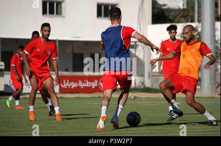 Gaza, Gazastreifen, palästinensischen Gebiet. 19 Juni, 2018. Palästinensischen Spielern von Hilal al-Quds Football Club teilnehmen, das letzte Training vor dem ersten Bein Spiel der Palästina Cup Finale mit Shabab Khan Younis Fußball Club im Palästina Stadion in Gaza Stadt, die am 19. Juni 2018 Credit: Mahmoud Ajour/APA-Images/ZUMA Draht/Alamy leben Nachrichten Stockfoto