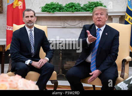 Washington, Vereinigte Staaten von Amerika. 19 Juni, 2018. Präsidenten der Vereinigten Staaten Donald J. Trumpf trifft sich mit König Felipe VI. von Spanien im Weißen Haus in Washington, DC, 19. Juni 2018. Chris Kleponis/CNP | Verwendung der weltweiten Kredit: dpa/Alamy leben Nachrichten Stockfoto