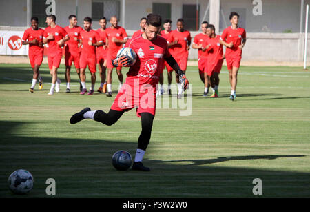 Gaza, Gazastreifen, palästinensischen Gebiet. 19 Juni, 2018. Palästinensischen Spielern von Hilal al-Quds Football Club teilnehmen, das letzte Training vor dem ersten Bein Spiel der Palästina Cup Finale mit Shabab Khan Younis Fußball Club im Palästina Stadion in Gaza Stadt, die am 19. Juni 2018 Credit: Mahmoud Ajour/APA-Images/ZUMA Draht/Alamy leben Nachrichten Stockfoto
