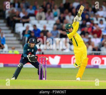 Trent Bridge, Nottingham, UK. 19 Juni, 2018. One Day International Cricket, 3 Royal London ODI, England und Australien; Jhye Richardson von Australien den Ball und wird von Jos Buttler von England für 14 Durchläufe Credit: Aktion plus Sport/Alamy Leben Nachrichten ratlos Stockfoto