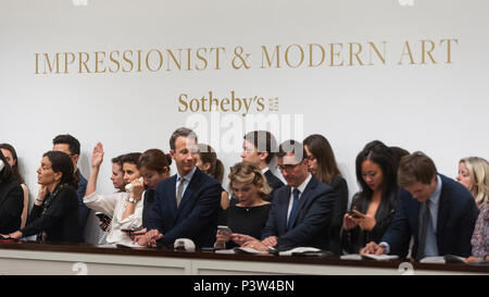 London, Großbritannien. 19. Juni 2018. Sotheby's Personal machen Angebote im Auftrag von Telefon Kunden bei Sotheby's Impressionist & Modern Art abend Verkauf in New Bond Street. Credit: Stephen Chung/Alamy leben Nachrichten Stockfoto