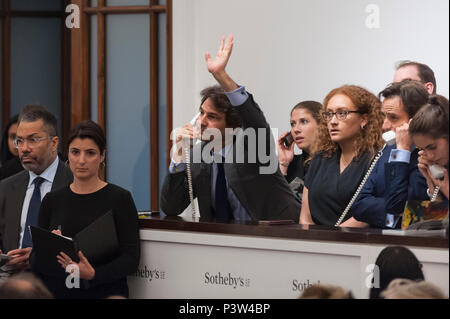 London, Großbritannien. 19. Juni 2018. Sotheby's Personal machen Angebote im Auftrag von Telefon Kunden bei Sotheby's Impressionist & Modern Art abend Verkauf in New Bond Street. Credit: Stephen Chung/Alamy leben Nachrichten Stockfoto