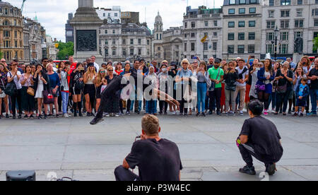 London, Großbritannien. Juni 2018 19. Touristen sammeln auf dem Trafalgar Square Straßenkünstler an einem sonnigen Nachmittag zu beobachten. Dies war eine Anzeige von Breakdance und hip hop Musik. © Tim Ring/Alamy leben Nachrichten Stockfoto