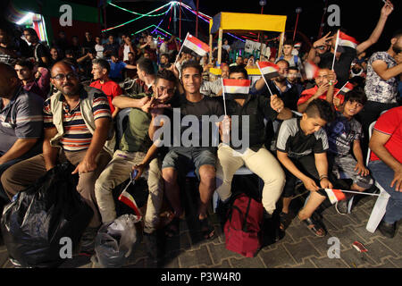 Gaza, Gazastreifen, palästinensischen Gebiet. 19 Juni, 2018. Die Palästinenser auf einem großen Bildschirm die Russland 2018 World Cup Gruppe ein Fußballspiel zwischen Russland und Ägypten im Seaport in Gaza Stadt, die am 19. Juni 2018. Russland gewann 3-1 Credit: Mahmoud Ajour/APA-Images/ZUMA Draht/Alamy leben Nachrichten Stockfoto