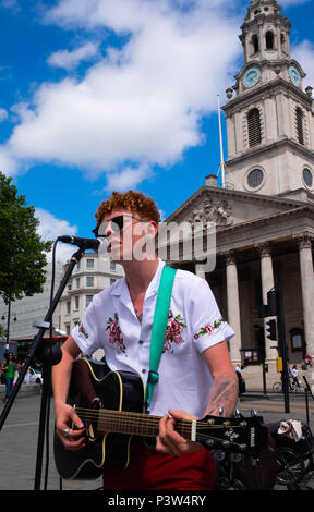 London. UK. Juni 2018 19. Ruben, ein irischer Musiker spielt seine Musik für die Massen von Touristen auf dem Trafalgar Square an einem schönen, sonnigen Nachmittag. © Tim Ring/Alamy leben Nachrichten Stockfoto