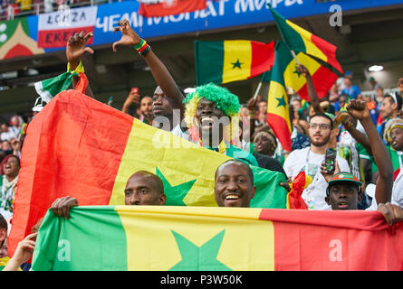 Moskau, Russland. 19 Jun, 2018. Polen - Senegal, Fußball, Moskau, 19. Juni 2018 Fans, Unterstützer, Zuschauer, club Fahnen, Feier. Polen - SENEGAL 1-2 FUSSBALL FIFA WM 2018 Russland, Saison 2018/2019, 19. Juni 2018 S p a r t a k Stadion in Moskau, Russland. © Peter Schatz/Alamy leben Nachrichten Stockfoto