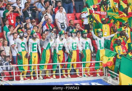 Moskau, Russland. 19 Jun, 2018. Polen - Senegal, Fußball, Moskau, 19. Juni 2018 Fans, Unterstützer, Zuschauer, club Fahnen, Feier. Polen - SENEGAL 1-2 FUSSBALL FIFA WM 2018 Russland, Saison 2018/2019, 19. Juni 2018 S p a r t a k Stadion in Moskau, Russland. © Peter Schatz/Alamy leben Nachrichten Stockfoto