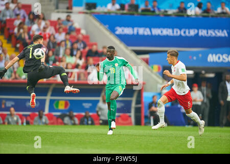 Moskau, Russland. 19 Jun, 2018. Polen - Senegal, Fußball, Moskau, 19. Juni 2018 Mbaye NIANG, Senegal Nr. 19 schießen Ziel 0-2, Wojciech SZCZESNY, POL 1 Fehler, BEDNAREK Jan, POL 5 zu spät POLEN - SENEGAL 1-2 FUSSBALL FIFA WM 2018 Russland, Saison 2018/2019, 19. Juni 2018 S p a r t a k Stadion in Moskau, Russland. © Peter Schatz/Alamy leben Nachrichten Stockfoto