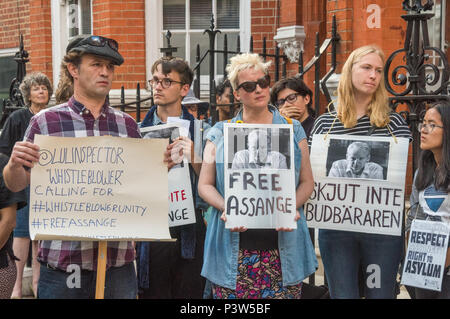 London, Großbritannien. Juni 2018 19. Menschen an der Kundgebung außerhalb der ecuadorianischen Botschaft in London Calling für Julian Assange erlaubt die sichere Passage an den Ort seiner Wahl sechs Jahre zu markieren, da er dort Asyl gewährt wurde. Sie forderten von der britischen Behörden, die es ihm ermöglichen würden, seine Botschaft zu verlassen und in das Land seiner Wahl gehen, ohne verhaftet zu werden. Credit: Peter Marschall/Alamy leben Nachrichten Stockfoto