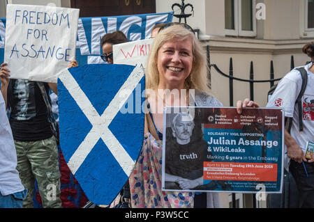 London, Großbritannien. Juni 2018 19. Ein Demonstrant aus Schottland mit einem saltire Schild hält ein Plakat an der Rallye außerhalb der ecuadorianischen Botschaft in London Calling für Julian Assange erlaubt die sichere Passage an den Ort seiner Wahl sechs Jahre zu markieren, da er dort Asyl gewährt wurde. Sie forderten von der britischen Behörden, die es ihm ermöglichen würden, seine Botschaft zu verlassen und in das Land seiner Wahl gehen, ohne verhaftet zu werden. Credit: Peter Marschall/Alamy leben Nachrichten Stockfoto