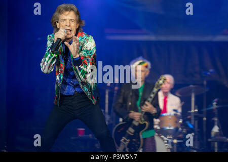 Twickenham, UK. 19 Juni, 2018. Die Rolling Stones mit Glasfront, Durchführen von Mick Jagger auf es "Kein Filter"-Tour in Twickenham Stadium, Twickenham, London UK. Band Mitglieder gehören Mick Jagger, Keith Richards, Charlie Watts & Ronnie Wood. © Jason Richardson/Alamy leben Nachrichten Stockfoto