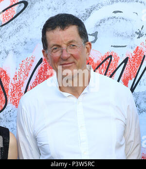 Die Kensington Gardens, London, UK. 19 Jun, 2018. Antony Gormley, Serpentine Summer Party, Serpentine Gallery, Kensington Gardens, London, UK, 19. Juni 2018, Foto von Richard Goldschmidt Credit: Rich Gold/Alamy leben Nachrichten Stockfoto