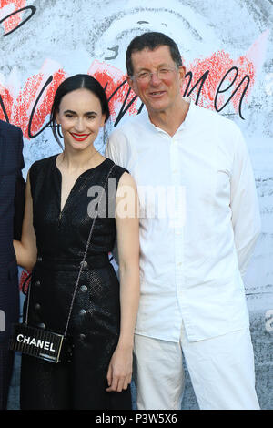 Die Kensington Gardens, London, UK. 19 Jun, 2018. Frida Escobedo, Antony Gormley, Serpentine Summer Party, Serpentine Gallery, Kensington Gardens, London, UK, 19. Juni 2018, Foto von Richard Goldschmidt Credit: Rich Gold/Alamy leben Nachrichten Stockfoto