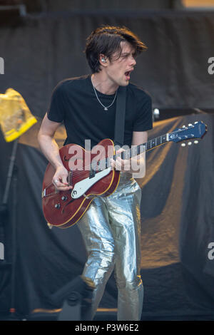 Twickenham, UK. 19 Juni, 2018. James Bay sporting die Rolling Stones bei Twickenham Stadium, Twickenham, London UK.. © Jason Richardson/Alamy leben Nachrichten Stockfoto