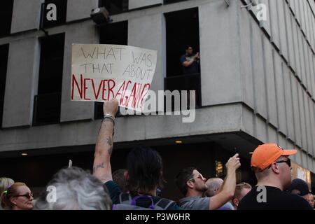 Philadelphia, PA, USA - 19. Juni 2018: eine Demonstrantin hält ein Nie wieder Zeichen als Tausende protestieren gegen die Trumpf-Verwaltung Politik der Trennung der Kinder mit Migrationshintergrund und deren Eltern an der US-mexikanischen Grenze. Credit: Jana Shea/Alamy leben Nachrichten Stockfoto