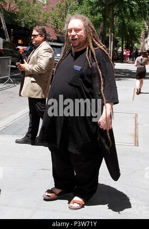 New York, NY, USA. 19 Juni, 2018. Tech Pioneer und Thema Jaron Lanier visits 'Ansicht', sein Buch zu fördern, "Zehn Argumente für das Löschen Ihrer Social-Media-Konten Jetzt" in New York, New York, die am 19. Juni 2018. Credit: Rainmaker Foto/Media Punch/Alamy leben Nachrichten Stockfoto