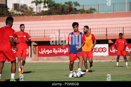 Gaza, Gazastreifen, palästinensischen Gebiet. 19 Juni, 2018. Palästinensischen Spielern von Hilal al-Quds Football Club teilnehmen, das letzte Training vor dem ersten Bein Spiel der Palästina Cup Finale mit Shabab Khan Younis Fußball Club im Palästina Stadion in Gaza Stadt, die am 19. Juni 2018 Credit: Mahmoud Ajour/APA-Images/ZUMA Draht/Alamy leben Nachrichten Stockfoto