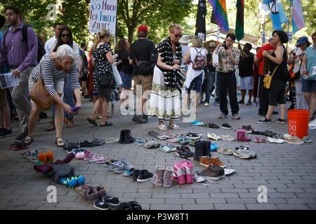 Juni 19, 2018 - Philadelphia, PA, USA-Demonstranten in Rittenhouse Square, Schuhe, die Kinder von den Eltern getrennt, während die Grenzüberschreitung, die außerhalb einer Veranstaltungsort wo Vice President Mike Pence Adressierung ist eine GOP Geldbeschaffer. (Bild: © Michael Candelori über ZUMA Draht) Stockfoto