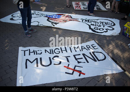 Juni 19, 2018 - Philadelphia, PA, USA - Demonstranten versammeln sich in Rittenhouse Square außerhalb eines Schauplatz, in dem Vice President Mike Pence Adressierung ist eine GOP Geldbeschaffer. (Bild: © Michael Candelori über ZUMA Draht) Stockfoto