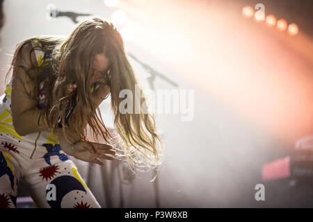 Kopenhagen, Dänemark. 19 Jun, 2018. Der amerikanische Sänger, Songwriter und Musiker Maggie Rogers führt ein Live Konzert bei 1 in Kopenhagen tippen. (Foto: Gonzales Foto - Thomas Rasmussen). Credit: Gonzales Foto/Alamy leben Nachrichten Stockfoto