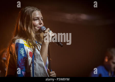 Kopenhagen, Dänemark. 19 Jun, 2018. Der amerikanische Sänger, Songwriter und Musiker Maggie Rogers führt ein Live Konzert bei 1 in Kopenhagen tippen. (Foto: Gonzales Foto - Thomas Rasmussen). Credit: Gonzales Foto/Alamy leben Nachrichten Stockfoto