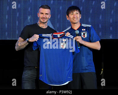 David Beckham, Koji Nakata, Juni 19, 2018, Tokyo, Japan: David Beckham und ehemaliger Fußballprofi Koji Nakata die public viewing Veranstaltung für FIFA WM Russland 2018 Match zwischen Japan und Kolumbien im Aqua City Odaiba in Tokio, Japan, die am 19. Juni 2018 teilnehmen. Stockfoto