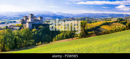 Beeindruckende Torrechiara mittelalterliche Burg, mit Blick auf Weinberge, in der Nähe von Parma, Emilia Romagna, Italien. Stockfoto