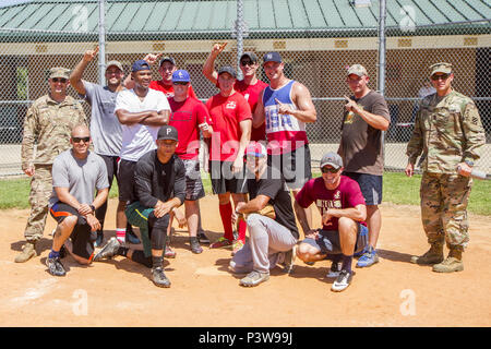 Oberstleutnant Phillip Lamm, Commander, 3.Staffel, 17 Cavalry Regiment, 3 Combat Aviation Brigade verbindet seine Softball Team für einen Sieg Foto nach dem Gewinn der Marne Luft Schlagabtausch auf Hunter Army Airfield Juli 28. (Foto von SPC. Scott Lindblom, 3 CAB Public Affairs) Stockfoto