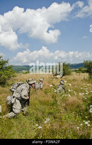 Soldaten mit Firma A, 2 Bataillon, 116 Cavalry Brigade Combat Team, Idaho National Guard, Manöver gegen die gegnerischen Kräfte während eines situativen Übung bei Sabre Guardian 2016, 31. Juli an der Rumänischen Landstreitkräfte Combat Training Center in Cincu, Rumänien. Sabre Guardian 2016 ist eine multinationale militärische Übung mit rund 2.800 Soldaten aus zehn Nationen, darunter Armenien, Aserbaidschan, Bulgarien, Kanada, Georgien, die Republik Moldau, Polen, Rumänien, der Ukraine und den USA die Ziele dieser Übung handelt es sich um multinationale Unternehmen, die regionale und gemeinsame Partnerschaft capac zu bauen Stockfoto