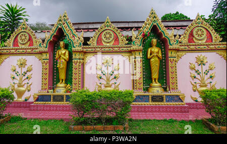 Bangkok, Thailand - 23.April 2018. Golden Buddha Statuen im Garten der Pagode in Bangkok, Thailand. Stockfoto