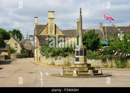 Das Kriegerdenkmal und Blue Bell Inn Easton auf dem Hügel Stockfoto