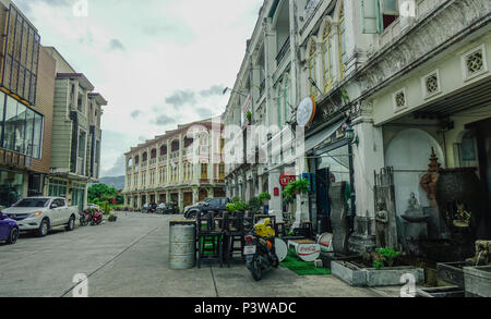 Phuket, Thailand - 26.April 2018. Straße an der alten Stadt in Phuket, Thailand. Phuket ist mit Regenwald, bergige Insel in der Andaman See. Stockfoto