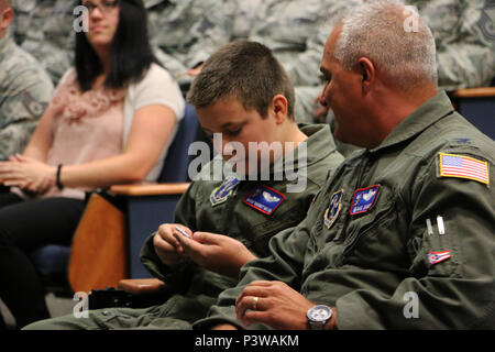 Oberst David Johnson, der Kommandant der 179th Operations, führt der Pilot für einen Tag Eid mit Mason 'Masonic" Mullen, wie er als eine C-130H Hercules Pilot für einen Tag in Mansfield, Ohio, 28. Juli 2016 geehrt wird. Die 13 jährige von Shelby, Ohio, wurde mit Morbus Stargardt, eine erbliche Netzhauterkrankung, die eventuellen zentralen Sehverlust Ursachen diagnostiziert. Maurer war der ehrenvollen Rang und die Behandlung einer Allgemeinen und Ehrenmitglieder Mitgliedschaft auf Lebenszeit an die 164 Airlift Squadron gegeben. (U.S. Air National Guard Foto von Tech. Sgt. Joe HarwoodReleased) Stockfoto