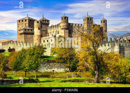 Beeindruckende Fenis castle über Sonnenuntergang, Valle d'Aosta, Italien. Stockfoto