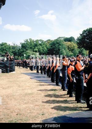 Zeile der Sicherheit an den NME Bühne, V Festival 2003, Chelmsford, Essex, England, Vereinigtes Königreich. Stockfoto