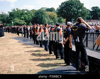 Zeile der Sicherheit an den NME Bühne, V Festival 2003, Chelmsford, Essex, England, Vereinigtes Königreich. Stockfoto