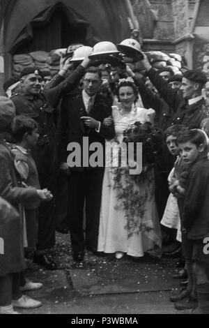 Hochzeit Fotografie mit der Braut und Bräutigam zusammen mit dem ARP (Air Raid Patrol) Maidstone Zweig. Dieses Bild wurde in Maidstone während der 1940er Jahre genommen Stockfoto