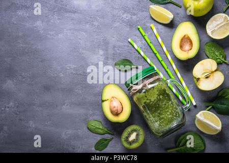 Grüne Smoothie in Mason jar und Zutaten. Superfoods, Detox, Diät und gesunde Ernährung. Stockfoto