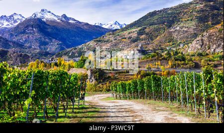 Beeindruckende Herbst Landschaft, mit Blick auf Weinberge und Saint Pierre mittelalterliche Burg, Valle d'Aosta, Italien. Stockfoto