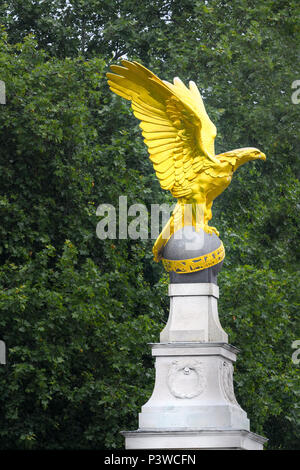 Die RAF (Royal Air Force) Memorial, ein goldener Adler Statue auf einem Sockel, auf dem Deich neben dem Fluss Themse, Westminster, London, England. Stockfoto