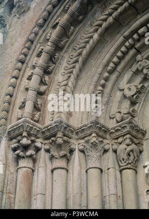 Las MEJORES DE LAS ARQUIVOLTAS Y CAPITELES DE LA PORTADA DE LA IGLESIA DE SAN ESTEBAN DEL MONASTERIO DE RIBAS DE MIÑO - SIGLO XII-ROMANICO GALLEGO. Lage: MONASTERIO DE SAN ESTEBAN, Ribas de Miño, Lugo, Spanien. Stockfoto